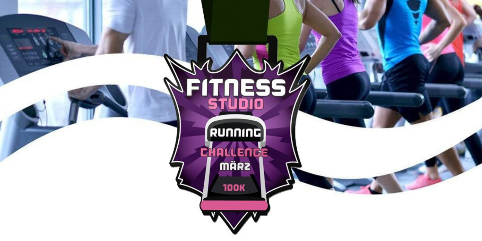 A "Fitness Studio Running Challenge März 100K" medal is prominently displayed in the foreground. In the background, individuals are running on treadmills in a gym. The scene is active, with participants engaged in their workout routines.